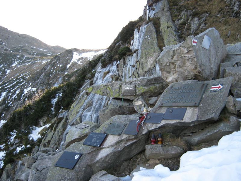 2009-11-01 Snezka (26) Memorials along red trail